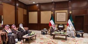 وزير
      الخارجية
      السعودي
      يبحث
      مع
      أمير
      الكويت
      وولي
      العهد
      العلاقات
      والتعاون
      الثنائي