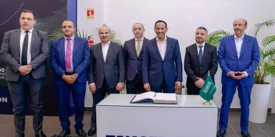 وزير
      الصناعة
      يزور
      ميناء
      طنجة
      ويبحث
      مع
      مسؤوليه
      تعزيز
      التعاون
      بالخدمات
      اللوجستية